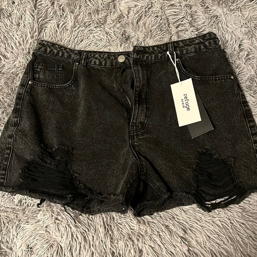 High Rise Mom Black Denim Distressed Shorts. Super Cute !